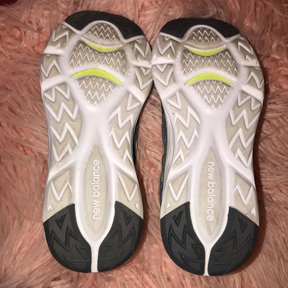 New balance running shoes - men’s 8 - Picture 3 of 8